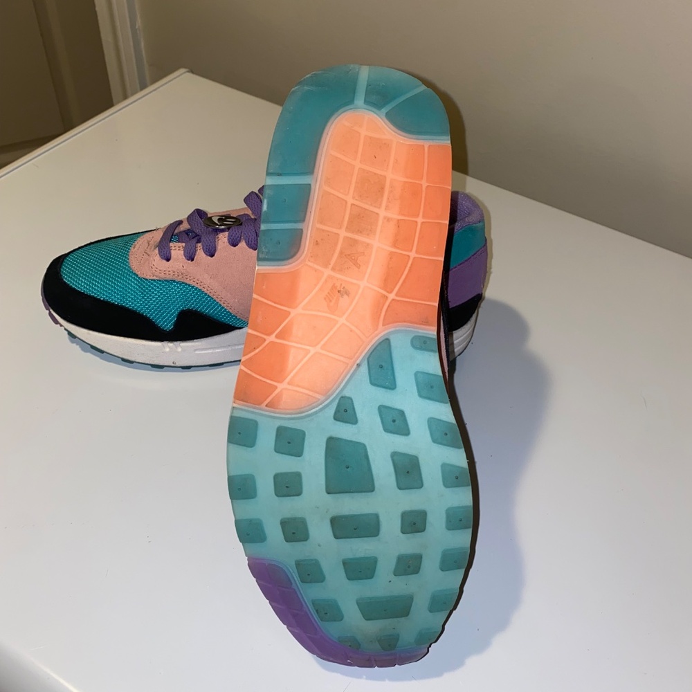 Nike - Picture 4 of 4